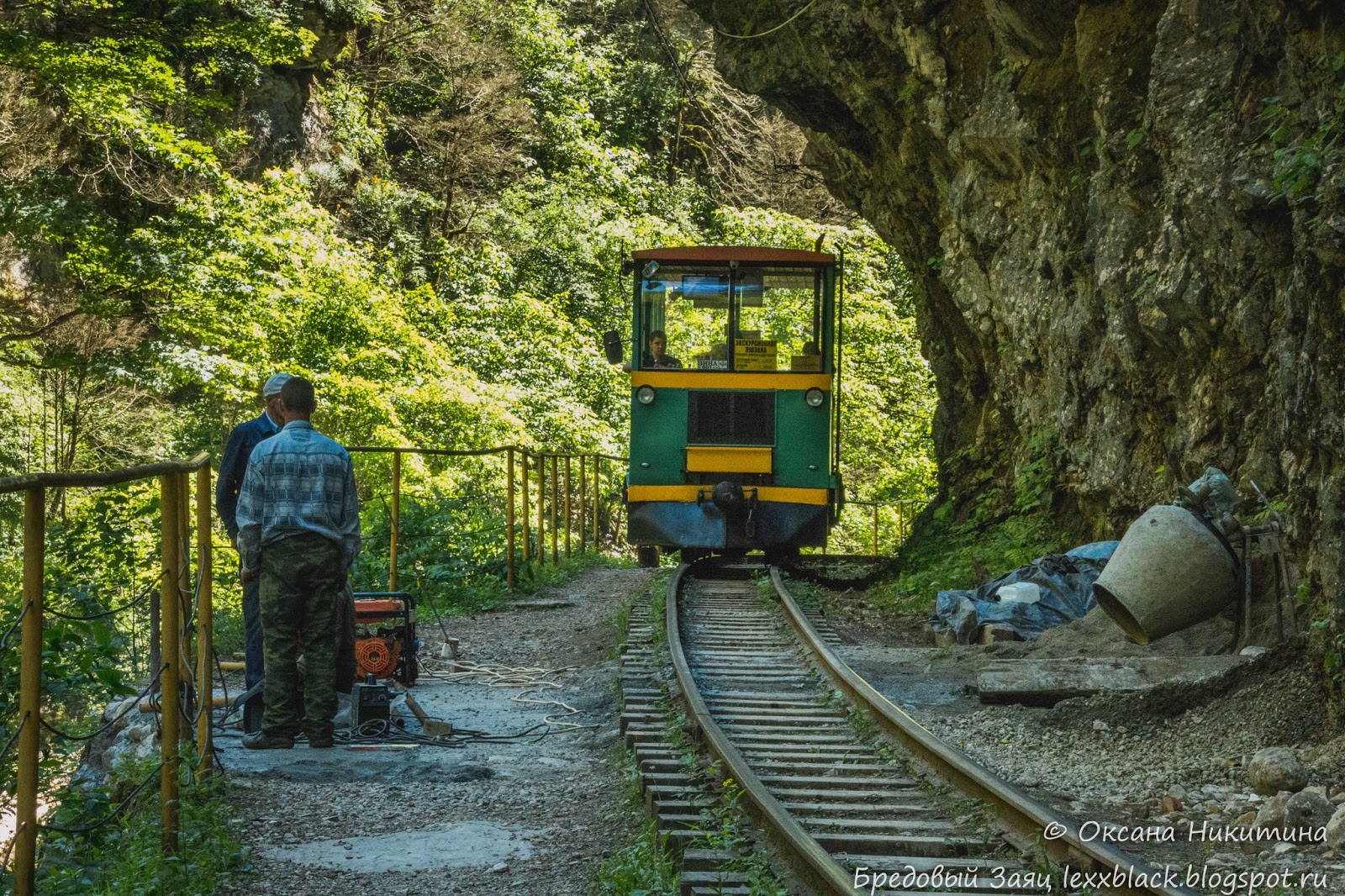 паровозик в гуамском ущелье. адыгея гуамское ущелье паровозик. гуамское ущелье узкоколейка. гуамское ущелье узкоколейка. гуамка гуамское ущелье.