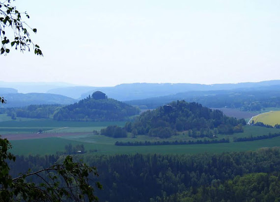 Zirkelstein (384 m n.p.m.) i Kaiserkrone (350 n.p.m.).