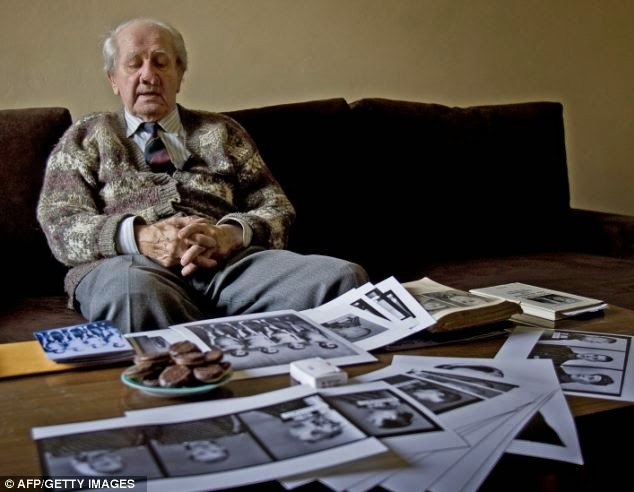 Muere a los 94 años el fotógrafo de Auschwitz
