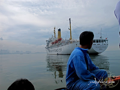 Life boat approaching TSKFO ship with seaman