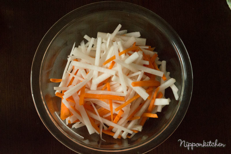 สลัดหัวไชเท้าและแครอท (Namasu) Nipponkitchen