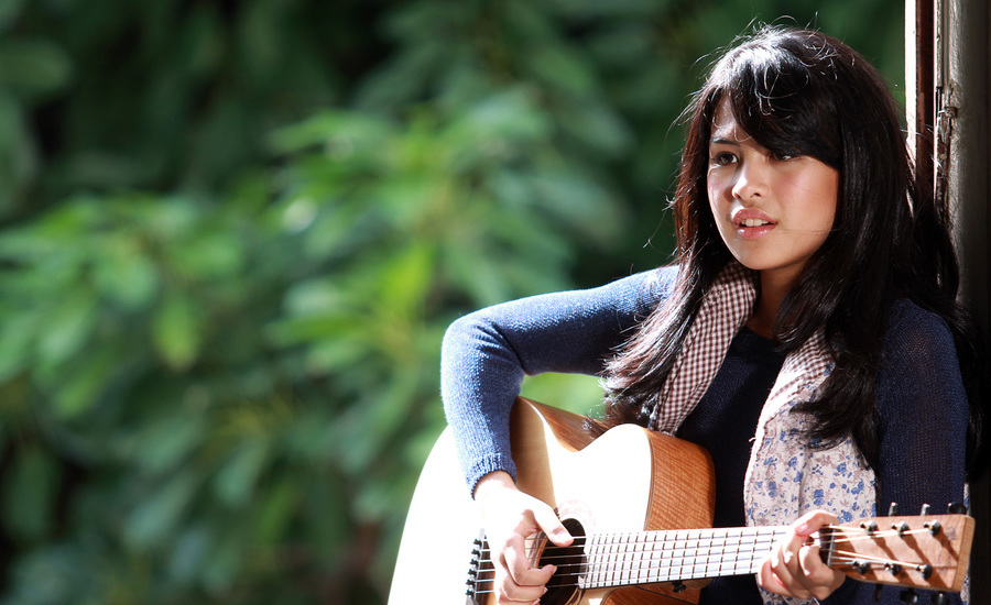 Maudy Ayunda - Aku Sedang Mencintaimu - Lirik Lagu Terjemahan