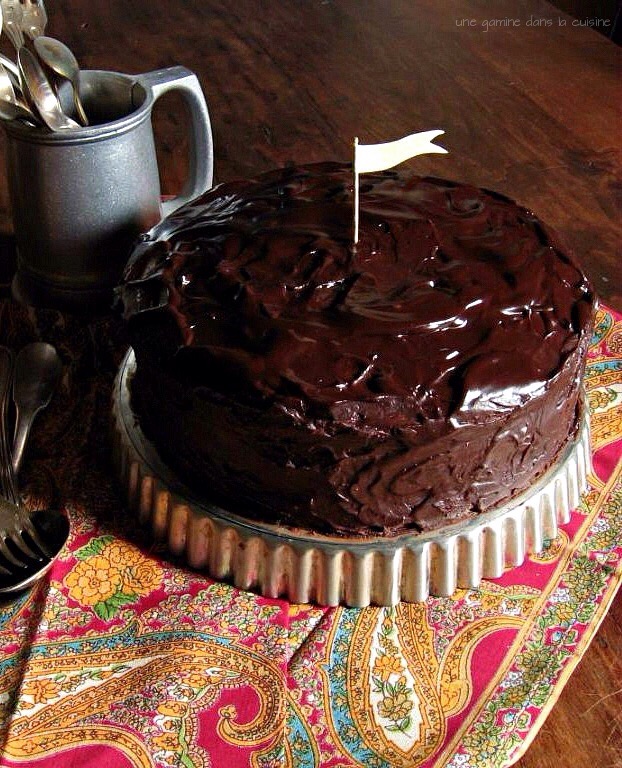 cinnamon + caramel ganache chocolate cake | une gamine dans la cuisine 
