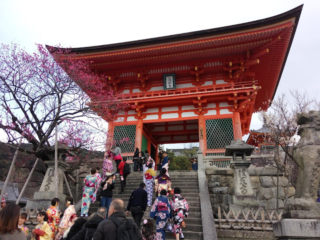 backpacking, flashpacking, jalan-jalan, travelling, jepang, kyoto, kiyumizudera temple, higashiyama, pagoda, romon gate