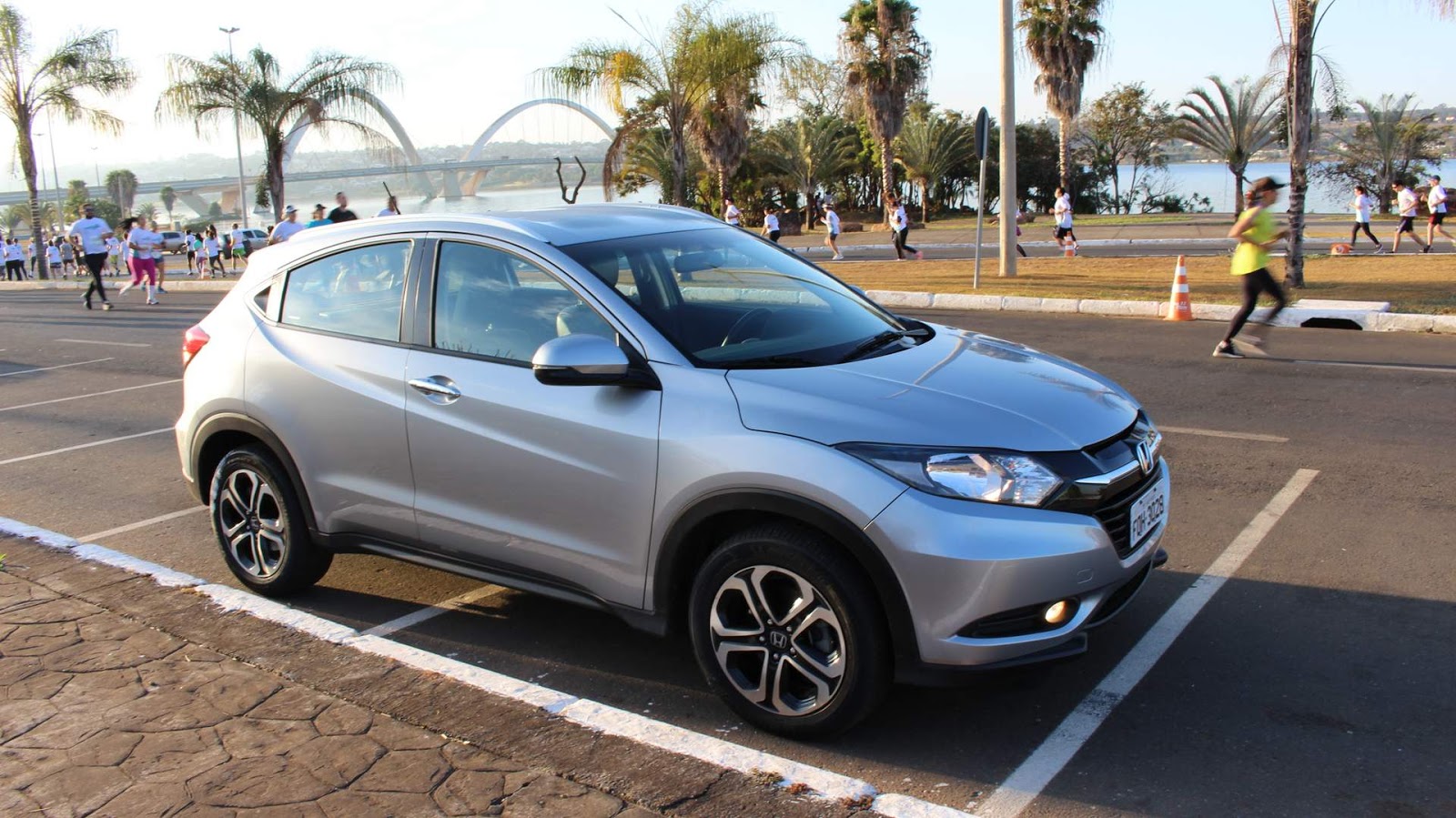 Honda HR-V EX-L 2018: SUV mais vendido do Brasil - vídeo