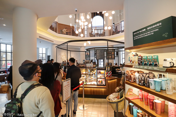 麗寶Outlet Mall二期像北義科莫湖街道,星巴克麗寶鐘樓門市好亮眼 麗寶Outlet Mall二期像北義科莫湖街道,星巴克麗寶鐘樓門市好亮眼