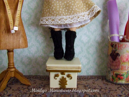 "minilys miniatures" doll dress, botas lana, 1:12