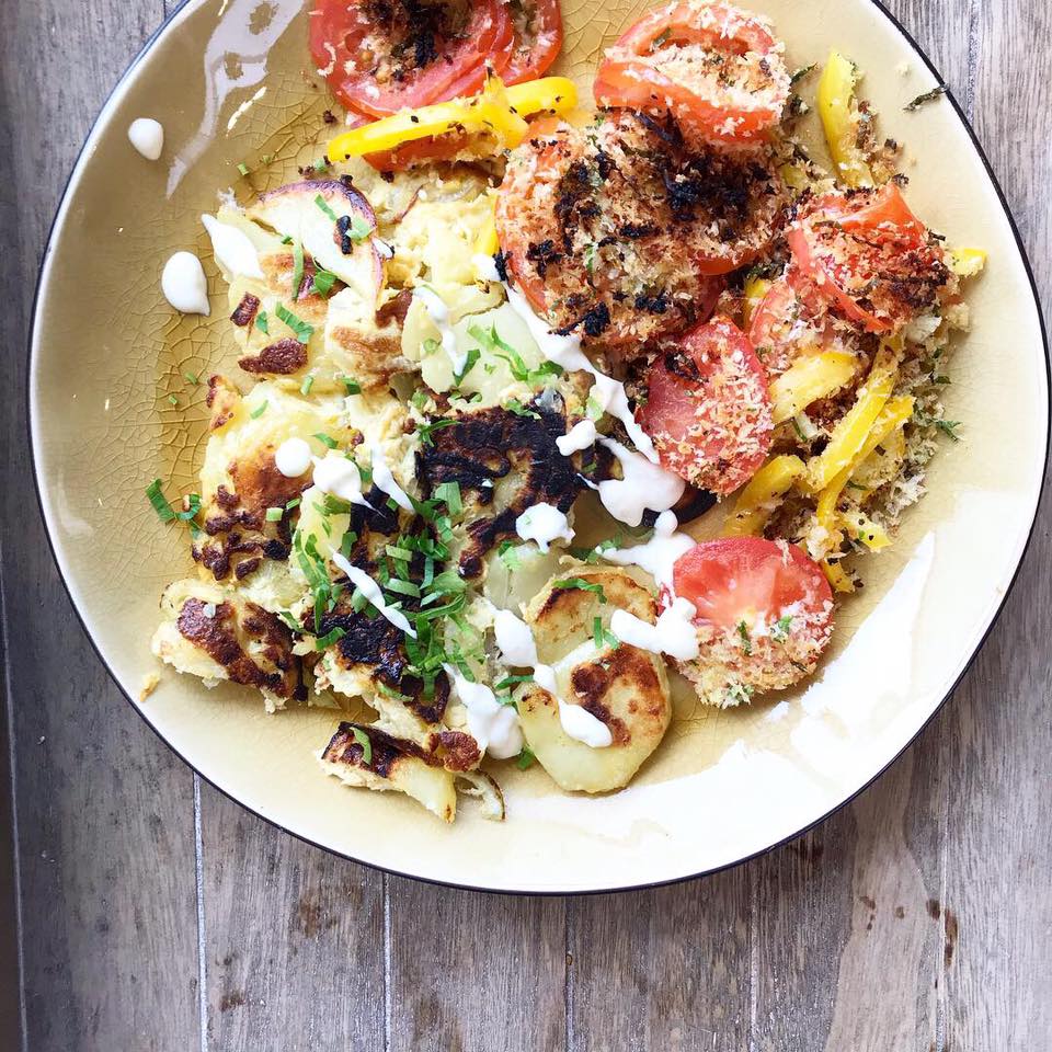 Tortilla de patatas met aïoli en geroosterde tomatensalade
