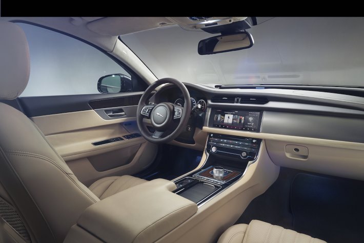 Image 5: 2016 Jaguar XF