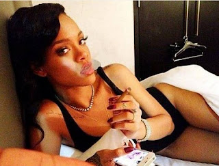 Veja os famosos que fumam ou já fumaram A caribenha Rihanna não é só adepta do malcheiroso, como também foi flagrada fumando um cigarrinho suspeito durante passagem pelo Brasil.