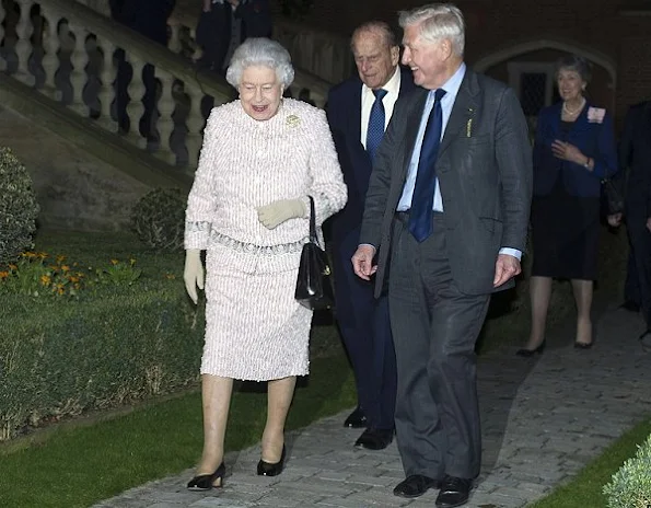 Queen Elizabeth II's Necklaces, Queen Elizabeth II's dresses, Queen Elizabeth Fashion and Style, Queen Elizabeth, the wedding of Prince William