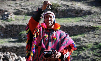 Sejarah Negara Peru Sejarah Negara Peru Peru,merupakan Negara terbesar ketiga dibenua Amerika Selatan,terdiri atas gurun pasir yang luas,daerah pegunungan yang dingin dan menakutkan dan tanah dataran rendah yang lembap dan panas.pernah berkdudukan sebagai sumber kekayaan dan kekuasaan bangsa Spanyol di Amerika Selatan,hingga kini Peru masih merupakan Negara yang paling besar dan paling padat penduduknya diantara bangsa dipegunungan Andes. Penduduknya terdiri atas keturunan para penakluk Spanyol yang terpelajar,kaya raya,dan hidup dikota pesisir atau perkebunan luas serta orang Indian asli yang hidup dibukit-bukit pegunungan Andes dan tetap mempertahankan adat kebiasaan leluhur Inka mereka.Dibeberapa daerah yang terpencil di Amazon tinggal beberapa kelompok suku Indian yang hidup dengan cara yang selama 1000 tahun tidak mengalami perubahan dan berbicara dalam bahasa yang hanya dimengarti oleh mereka sendiri.Perbedaan yang demikian mencolok antara sikaya dan simiskin,kehidupan duniawi dikota dan kehidupan primitiv,dan terciptanya kelas menengah baru yang terdiri atas pegawai negeri,petani,dan kaum profesioanl dan para eksekutif bisnis,guru,pekerja,pedagang,semuanya mempengaruhi karakter bangsa Peru. Negeri ini masih memperlihatkan kesan kebudayaan Indian kuno dan penakluk spanyol yang memorak porandakan negeri ini babad-abad yang lalu dalam usaha pencaharian emas dan perak.kini peru sedang