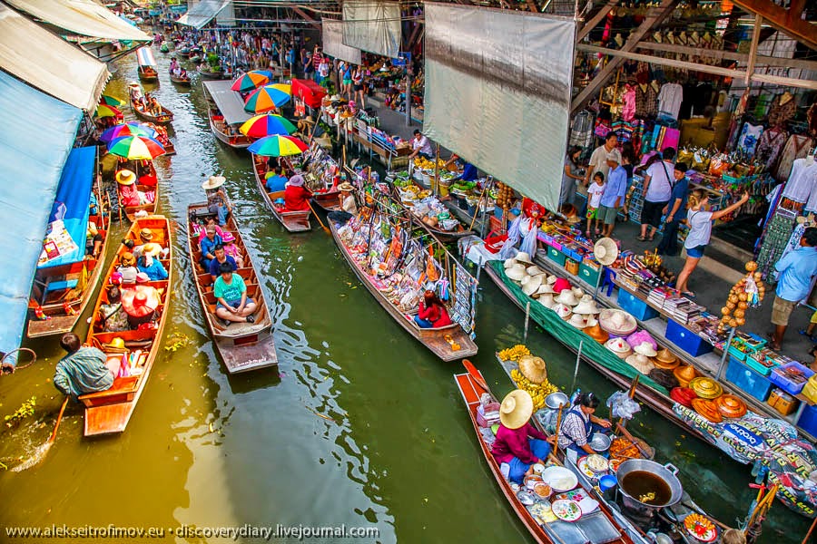 Вода в бангкоке. Плавучий рынок Дамноен Садуак. Плавучий рынок в Бангкоке. Тайланд Бангкок плавучий рынок. Дамноен Садуак Бангкок.