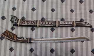 Parang dengan gagang tanduk kerbau dan sarung terbuat dari kayu hitam Parang dengan gagang tanduk kerbau dan sarung terbuat dari kayu hitam