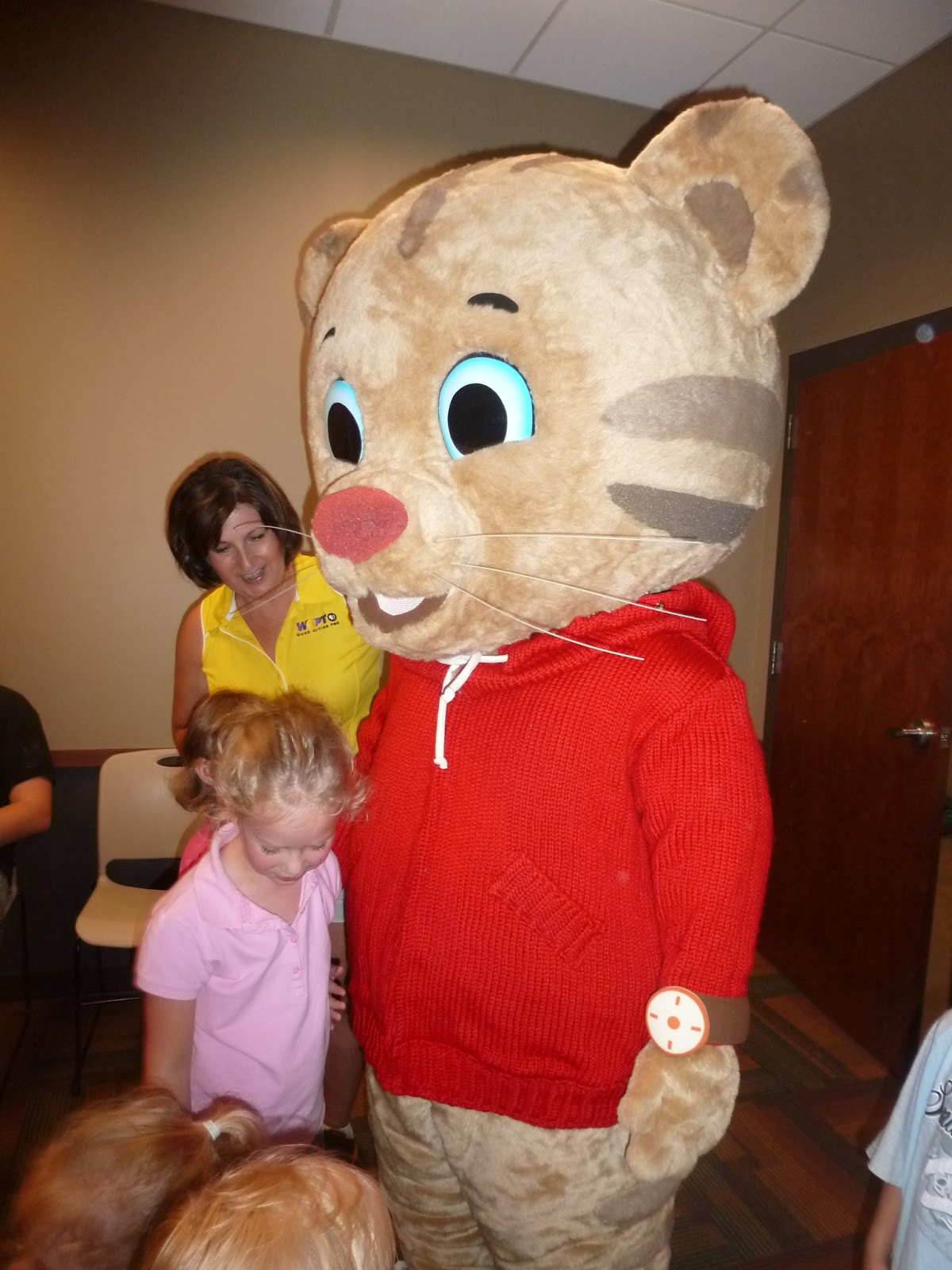 daniel tiger family figure set