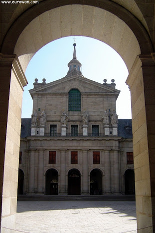 Entrada de la basílica del Monasterio de El Escorial