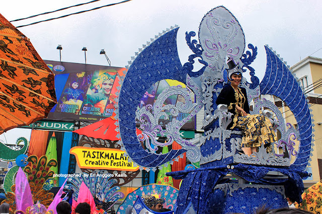 Tasikmalaya Creative Carnaval dalam busana tradisional. Tasikmalaya Creative Carnaval dalam busana tradisional.