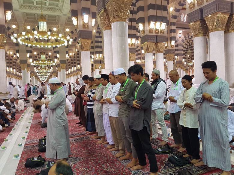 Gambar Orang Sholat Berjamaah Di Masjid - AR Production