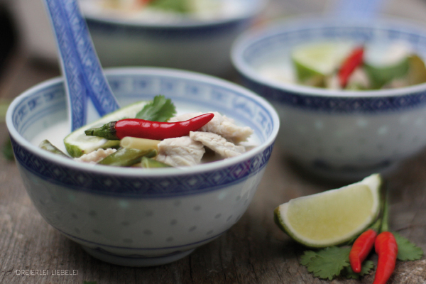 Dreierlei Liebelei: Thailändische Hühnersuppe mit Kokosmilch {Tom Kha Gai}