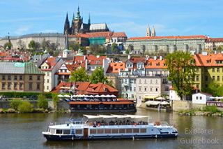 Tempat wisata terkenal di Praha Prague Ceko populer Prague vltava river cruise