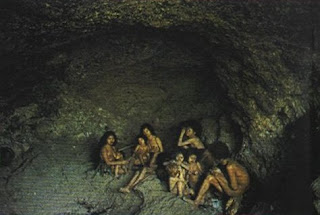 Fuente: https://www.elpensante.com/tasaday-la-tribu-que-nunca-fue/ Una burbuja de inocencia antropológica explotada. Los tasaday en su caverna.