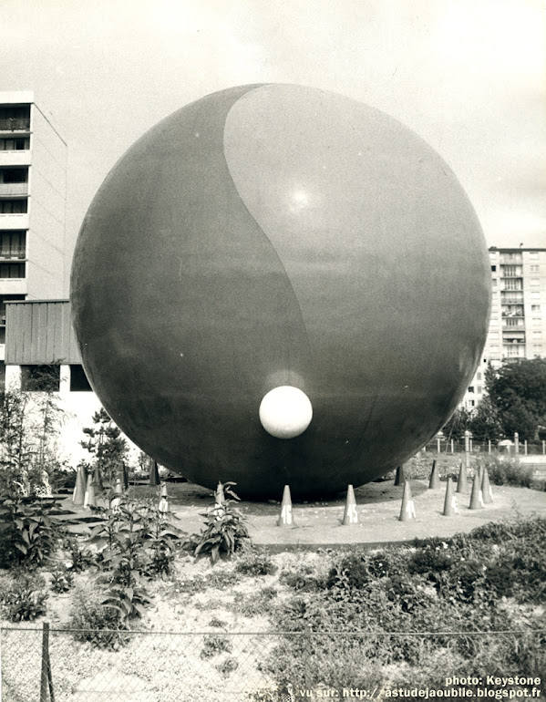 Vitry-sur-Seine - La Boule, Horloge - Square de l'Horloge Sculpteur: Pierre Székely Projet / réalisation: 1972 - 1974 détruite Vitry-sur-Seine - La Boule, Horloge - Square de l'Horloge Sculpteur: Pierre Székely Projet / réalisation: 1972 - 1974 détruite