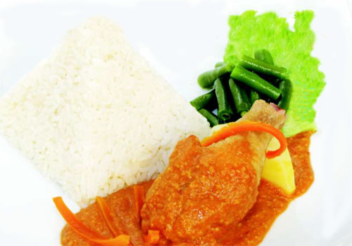 Pollo en salsa de maní