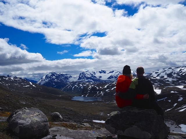 Romantické pohledy na jezero Jotunheimen, Norsko, trek, příroda, stanování