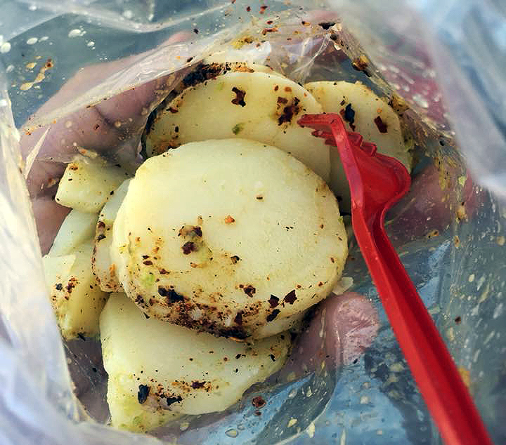 Jaime Ramos Méndez Papas cocidas con sal, limón y chile en Zamora, Michoacán Fotografía de