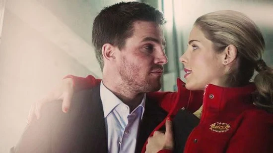 OLIVER (STEPHEN AMELL) Y FELICITY (EMILY BETT RICKARDS)