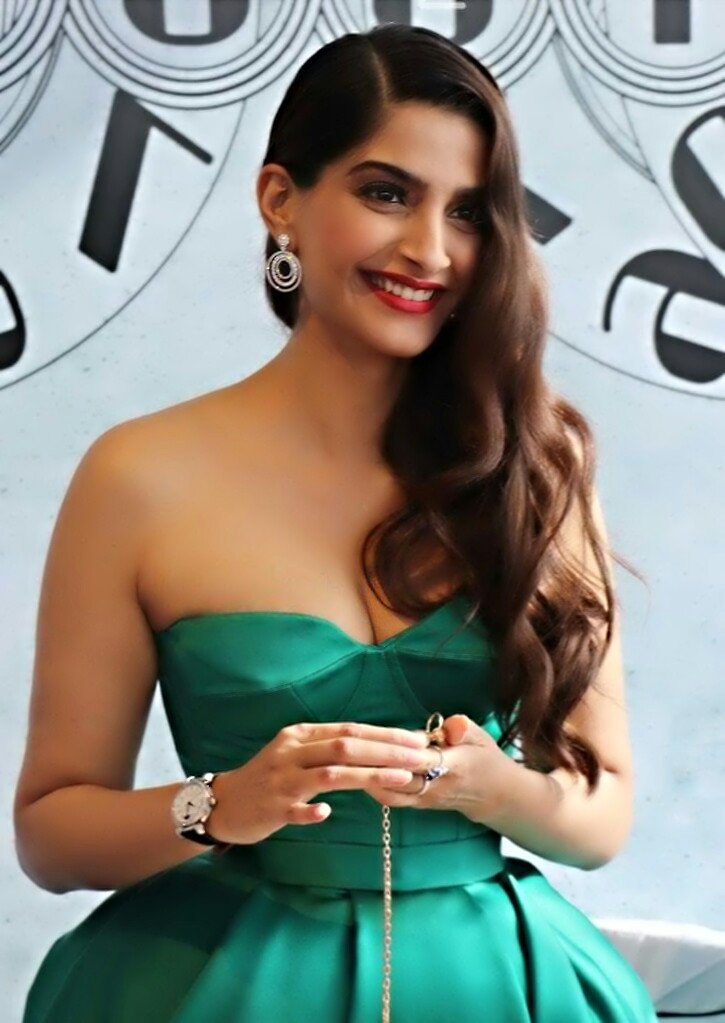 Sonam Kapoor Looks Hot Sexy In Green Dress Sonam Kapoor Hot Cleavage Show Sri Lanka Teen 