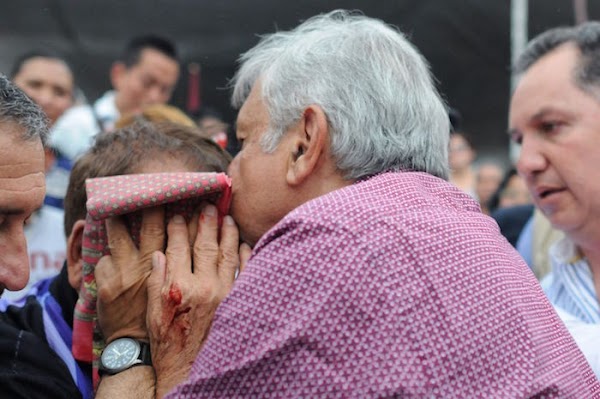 Un hombre intentaba saludar a López Obrador pero fue aplastado por la multitud, le limpió el rosto y hasta le dio un beso 