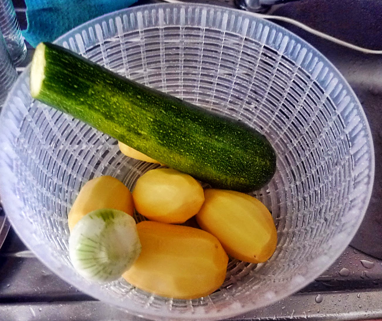 Schnippelboy: Zucchini/Kartoffelpuffer-Tomatensalat-Mozarella ...