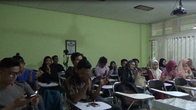 Mahasiswa Fakultas Ilmu Budaya memberikan aplaus terhadap ide-ide yang dipaparkan Tim literasi INPRASA