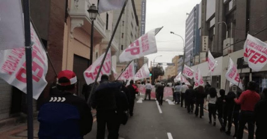 SUTEP marcha por un mayor presupuesto para educación y contra la corrupción SUTEP marcha por un mayor presupuesto para educación y contra la corrupción