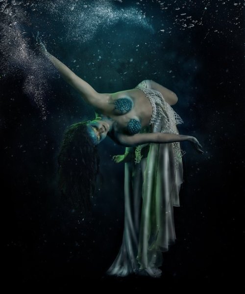 Aura - As santas, virgens e outras divindades femininas nas surreais fotografias de Lorena Cordero - Iemanjá (Constanza Chemali) Lorena Cordero fotografia surreal arte fashion mulheres deusas divindades femininas aura mitologia religião Iemanjá (Constanza Chemali)