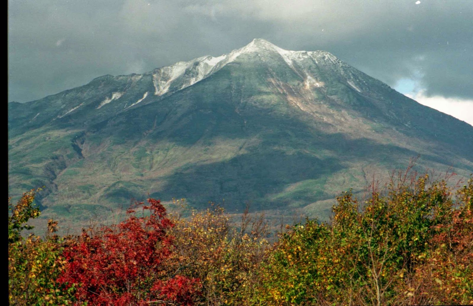 Итуруп в октябре. Скалы острова итуруп. Итуруп пляжи. Южно сахалинск остров итуруп. Курильские острова итуруп.
