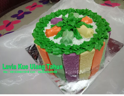 Cake Tart Coklat dengan buah dan dedaunan segar Cake Tart Coklat dengan buah dan dedaunan segar
