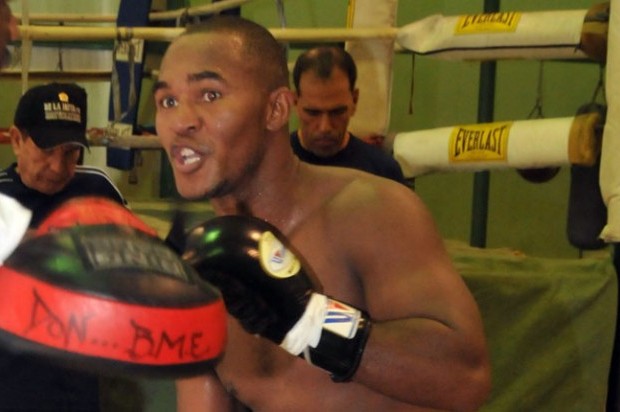 Joan Guzmán da nocaut en el 8vo round