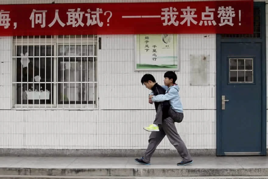 طالب صيني يحمل صديقه على ظهره إلى المدرسة كل يوم لمدة 3 سنوات