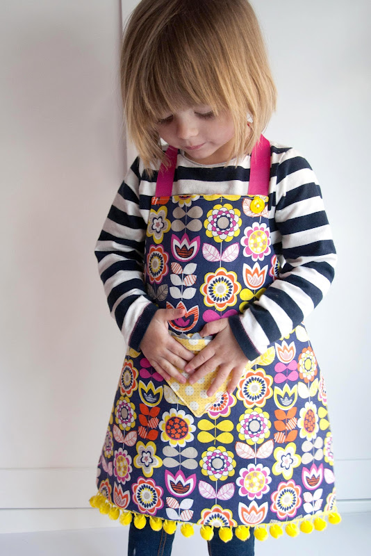 Fat+quarter+child%2527s+apron+tutorial dsc 1510