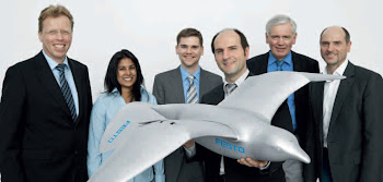 L'équipe de la firme allemande Festo présente le Smartbird.