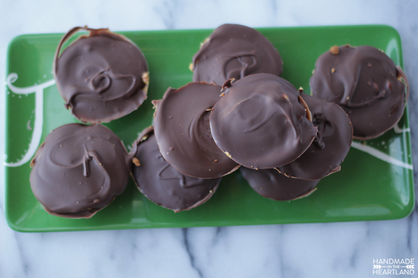 These graham cracker peanut butter cups are great for holiday gifts.