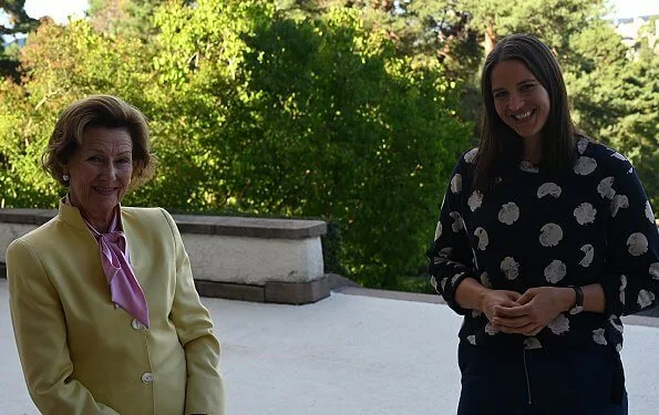 Queen Sonja got together with Lise Davidsen during the rehearsals at Oscarshall. Queen Sonja of Norway wore a yellow blazer