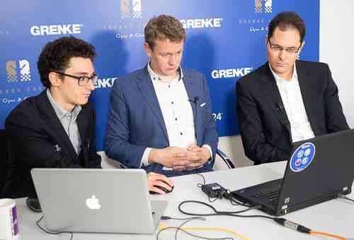 Le grand-maitre international d'échecs américain Fabiano Caruana analyse sa victoire du jour sur Arkadij Naiditsch avec les commentateurs Jan Gustafsson et Peter Leko - Photo © site officiel Le grand-maitre international d'échecs américain Fabiano Caruana analyse sa victoire du jour sur Arkadij Naiditsch avec les commentateurs Jan Gustafsson et Peter Leko - Photo © site officiel