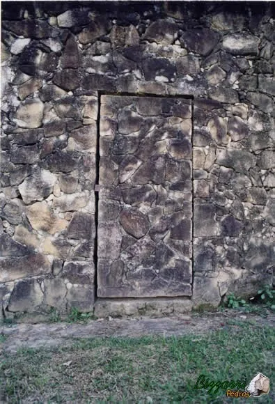 Na parede do muro de pedra executamos a porta de pedra com 30 cm de espessura e pesa quase 2 toneladas.
