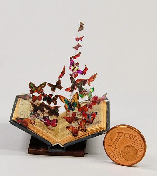 Janas Minibücher Modified book sculpture