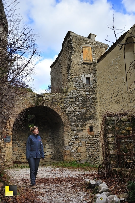 valérie blachier à chatillon en diois devant les vestiges de l'église saint nicolas photo Pascal Blachier