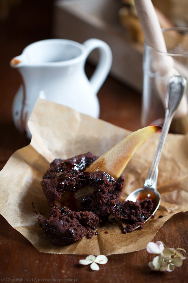 muffinki czekoladowe z gruszką i sosem czekoladowo-gruszkowym