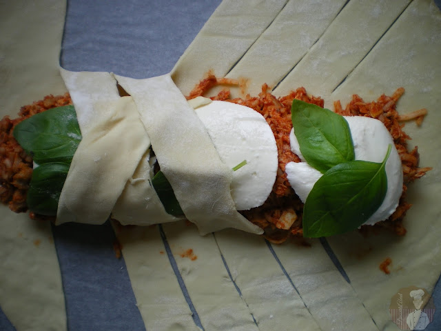 Stromboli fcil de pollo asado y mozzarella: formando en trenzado de la masa.